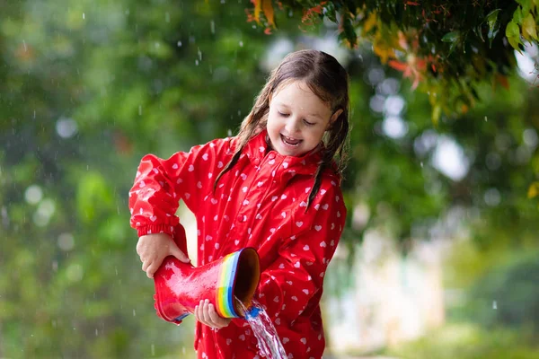Niño con botas de lluvia. Ropa impermeable para niños . — Foto de Stock