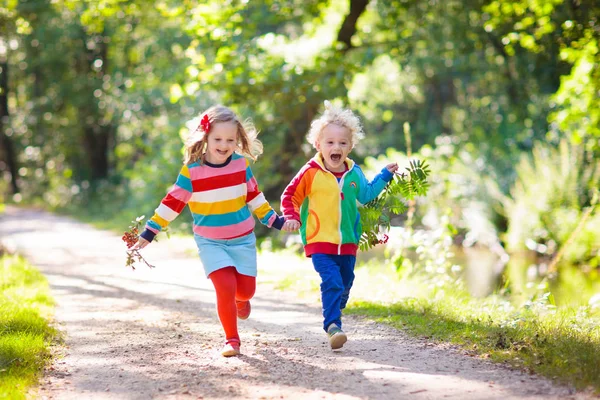 Les enfants jouent dans le parc d'automne — Photo