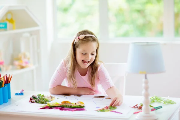 Kunst und Basteln für Kinder. Mädchen macht Hausaufgaben. — Stockfoto