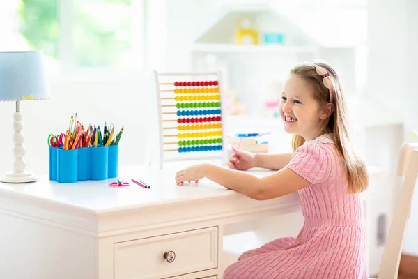 Disegno infantile. I bambini dipingono. Ragazza dopo la scuola . — Foto Stock