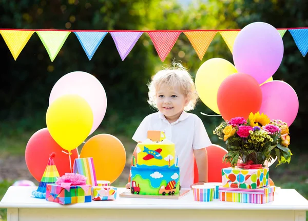 Doğum günü partisi çocuklar. Pasta mumları üfleyen çocuk — Stok fotoğraf