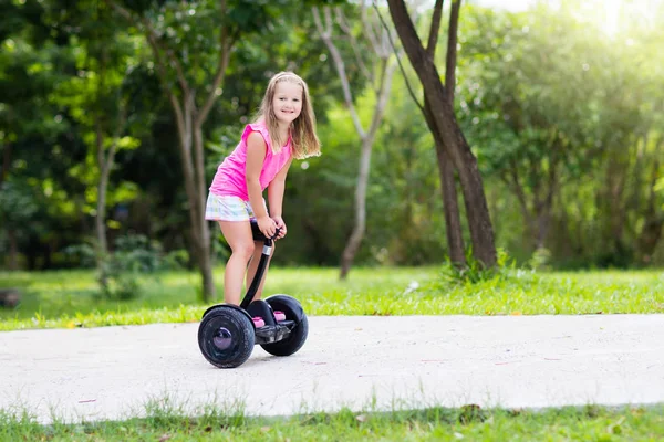 Criança a bordo. Crianças montando scooter — Fotografia de Stock
