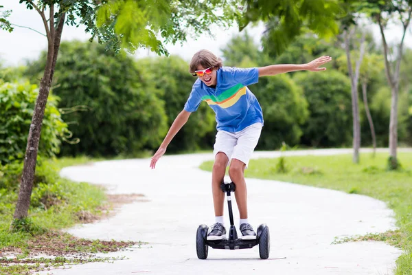 Niño en tabla flotante. Niños montando scooter — Foto de Stock