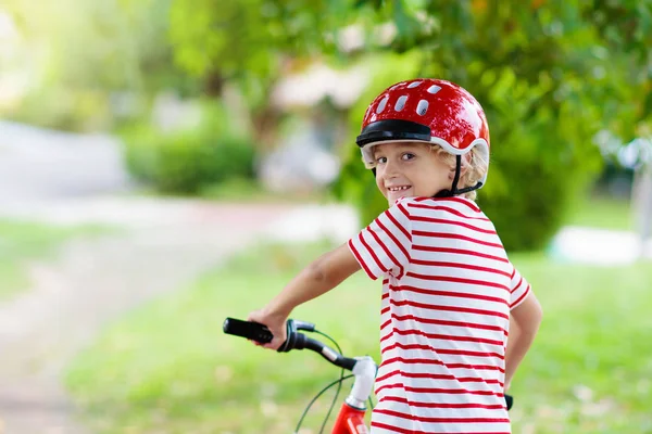 Bambini in bici. Bambino in bicicletta. Ciclismo per bambini . — Foto Stock