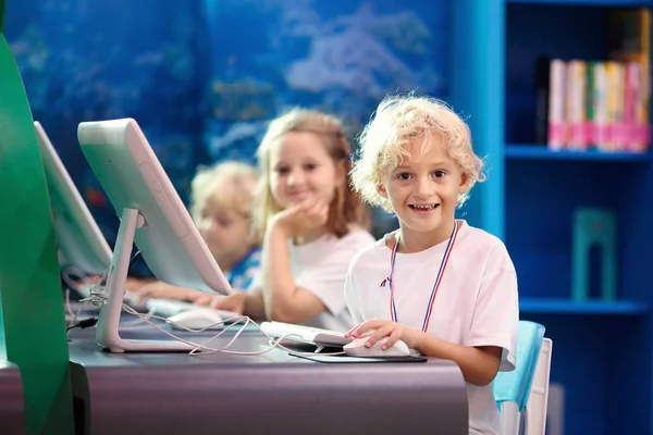 Computer klasse voor schoolkinderen. Kinderen studeren. — Stockfoto