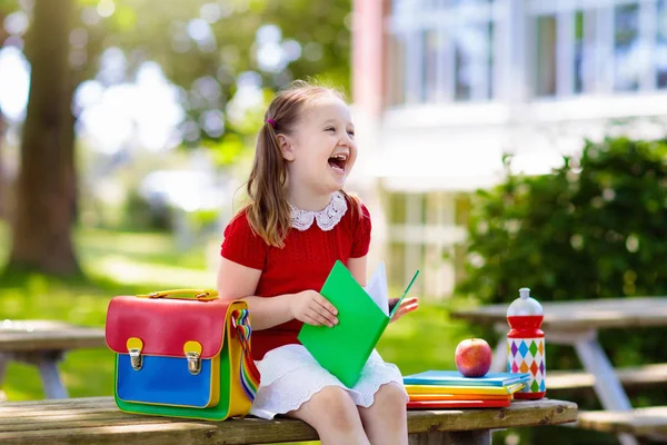 Niño volviendo a la escuela, año de inicio —  Fotos de Stock