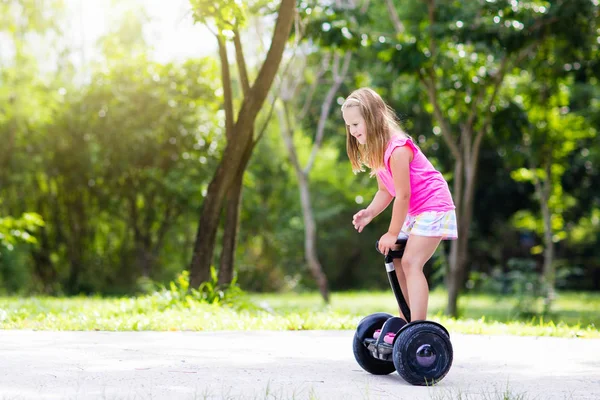 Vurgulu kurulu çocuk. Scooter sürme çocuklar