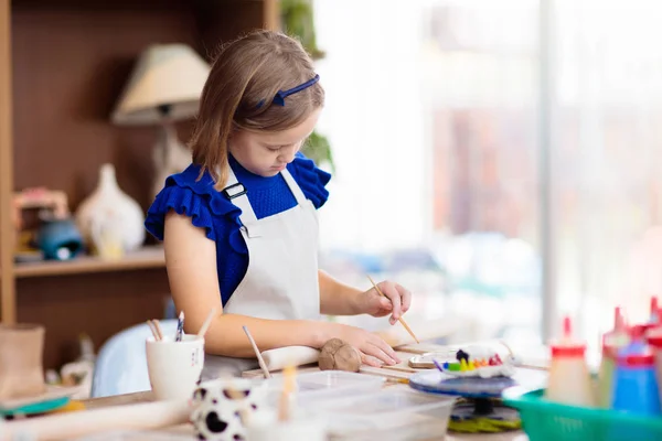 陶轮里的孩子。儿童艺术和手工艺课程 — 图库照片
