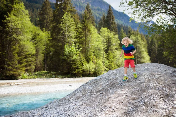 Kind wandelen in de bergen. Kinderen op de kust rond de rivier. — Stockfoto