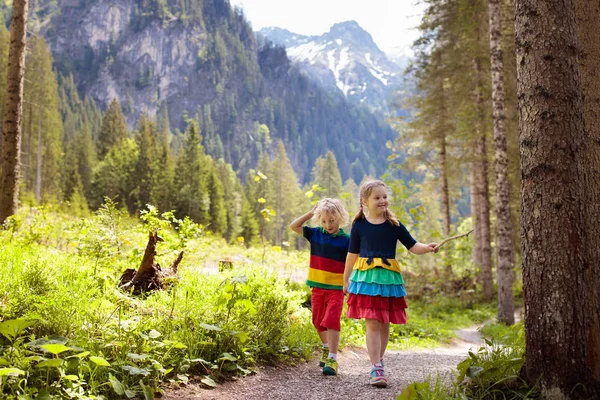 在阿尔卑斯山山区徒步旅行的儿童 — 图库照片