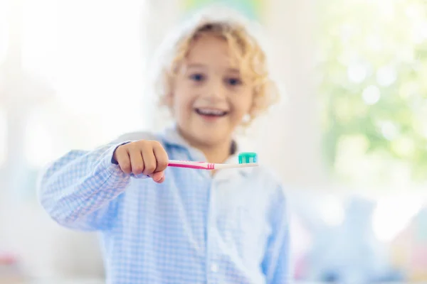 Brossage des dents des enfants. Enfants avec dentifrice, brosse . — Photo