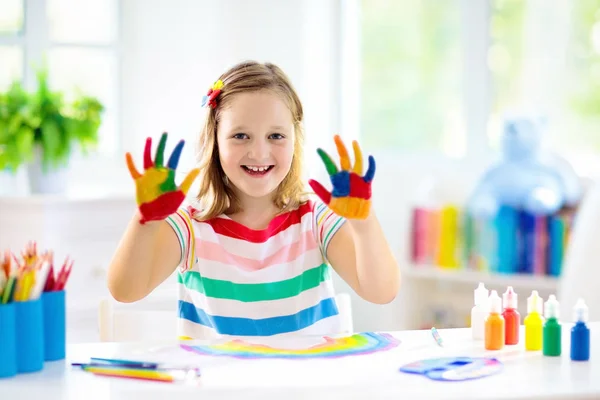 I bambini dipingono. Pittura infantile. Ragazzina disegno . — Foto Stock