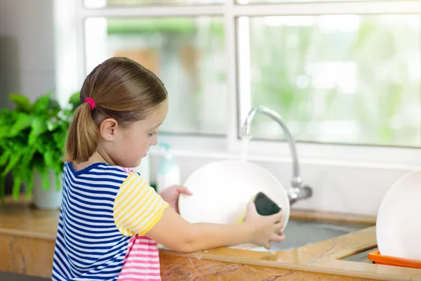 Dítě mytí nádobí. — Stock fotografie