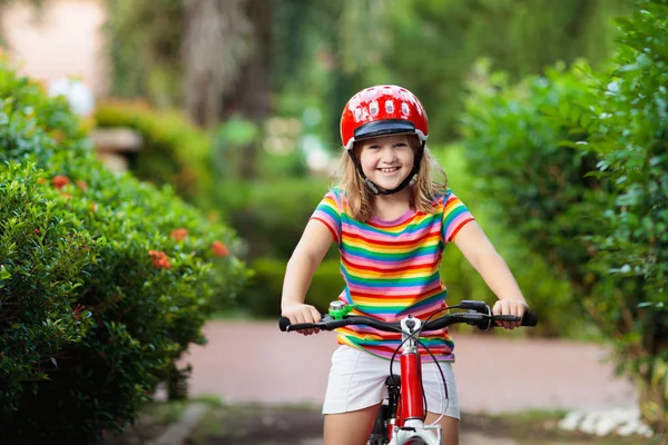 自転車に乗った子供たち自転車に乗っている子供。キッドサイクリング. — ストック写真