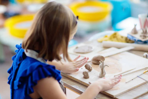 Kind an der Töpferscheibe. Kinder Kunst- und Bastelkurs — Stockfoto