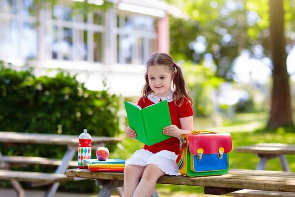 Bambino che torna a scuola, inizio anno — Foto Stock