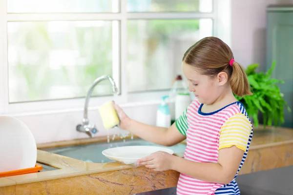Dziecko mycia naczynia. — Zdjęcie stockowe