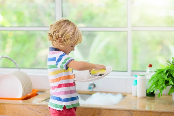 Niños lavando platos . — Foto de Stock