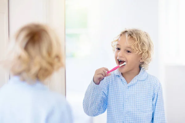 Barn borstar tänderna. Barn med tandkräm, borste. — Stockfoto