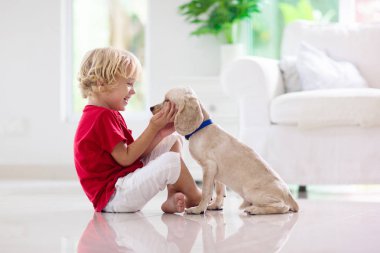Köpekle oynayan çocuk. Çocuklar köpek yavrusu ile oynamak.
