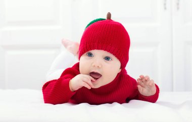Elma şapkalı bebek. Çocuk yatakta. Evde çocuk.