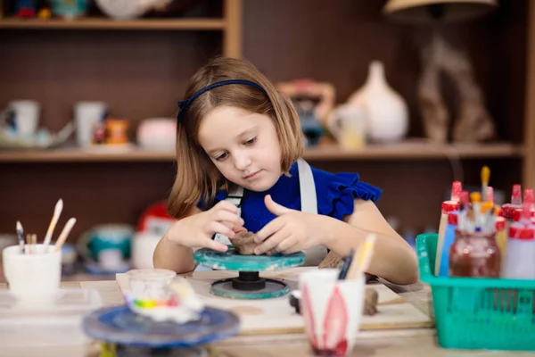Child at pottery wheel. Kids arts and crafts class — Stock Photo, Image