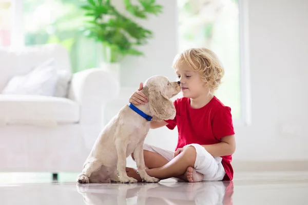 Köpekle oynayan çocuk. Çocuklar köpek yavrusu ile oynamak. — Stok fotoğraf