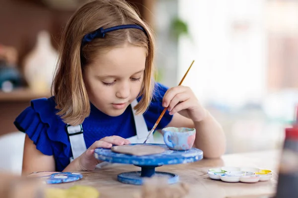 Child at pottery wheel. Kids arts and crafts class — Stock Photo, Image