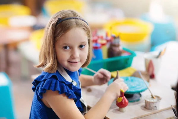 Çömlekçilik tekerleğindeki çocuk. Çocuk sanatları ve el sanatları sınıfı — Stok fotoğraf
