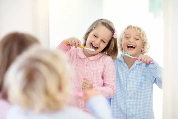 Barn borstar tänderna. Barn med tandkräm, borste. — Stockfoto