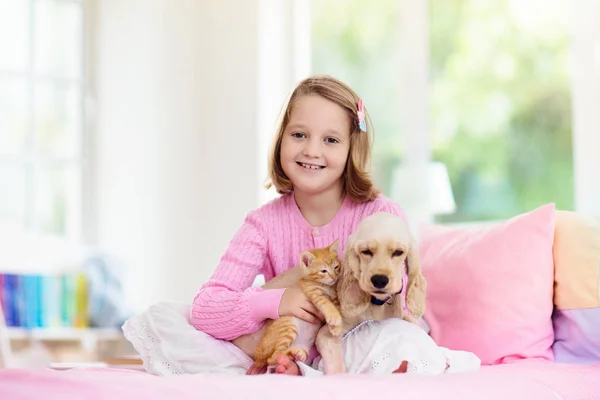 Criança, cão e gato. Crianças brincam com filhote de cachorro, gatinho . — Fotografia de Stock