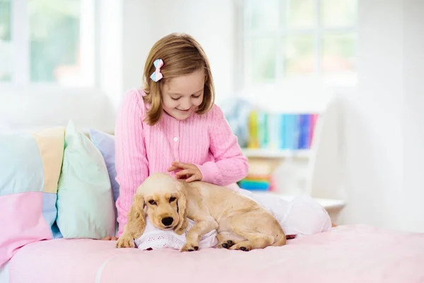 Criança brincando com cachorro. Crianças brincam com cachorro . — Fotografia de Stock