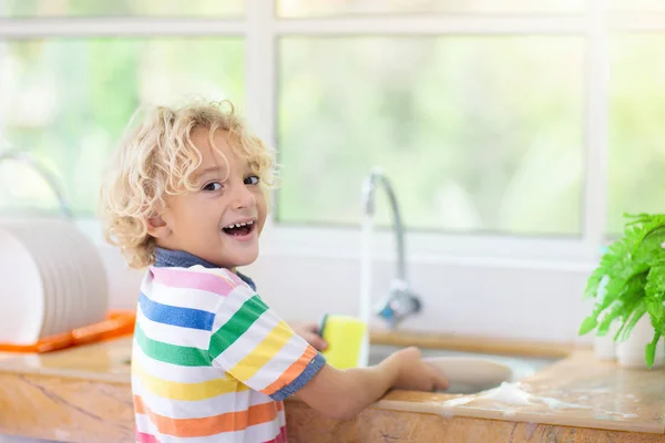 Bambino lavare i piatti . — Foto Stock