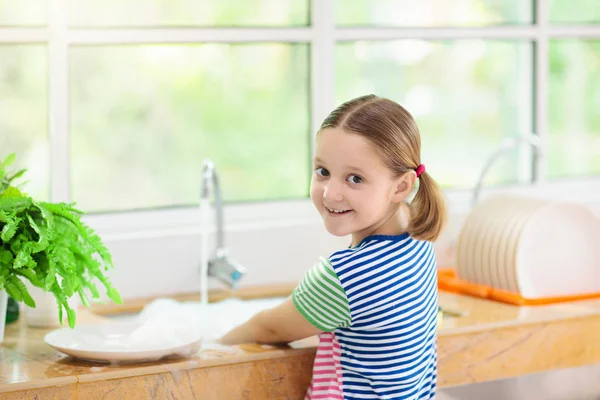 Niños lavando platos . — Foto de Stock