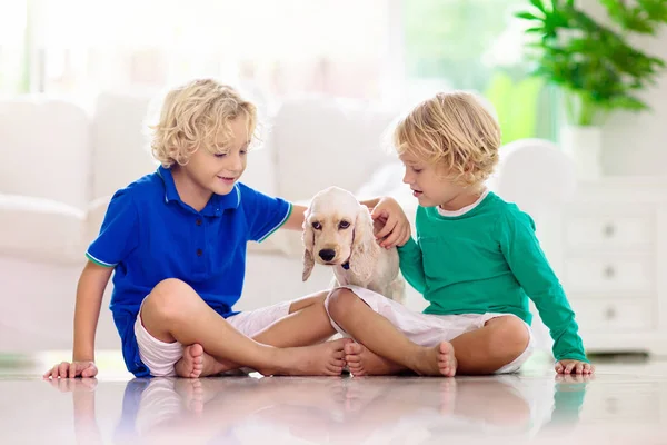Enfant jouant avec le chien. Enfants jouent avec chiot . — Photo