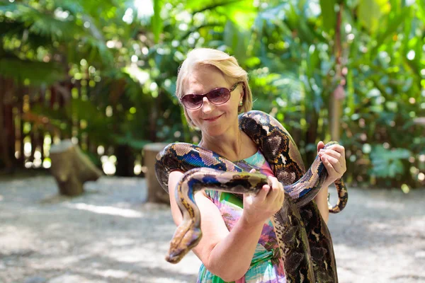 Frau hält Pythonschlange im Zoo. — Stockfoto