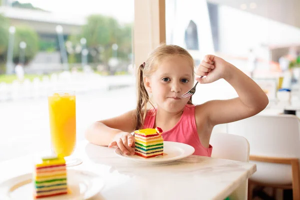 Kids eat cake at restaurant. Little girl in cafe. — Stock Photo, Image