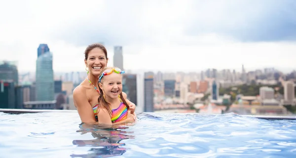 Kids swim in Singapore roof top swimming pool — Stock Photo, Image