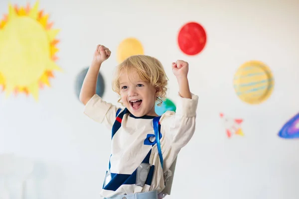 Kinderen spelen astronaut. Ruimte en planeet kind spel. — Stockfoto