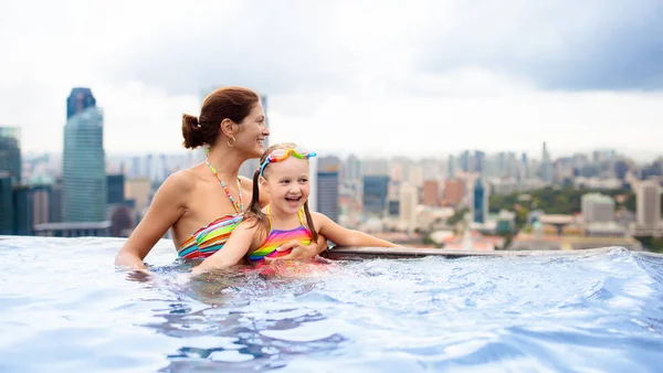 I bambini nuotano a Singapore piscina sul tetto — Foto Stock