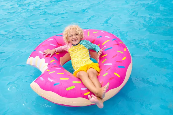 Kind im Schwimmbad auf Donut-Schwimmer — Stockfoto