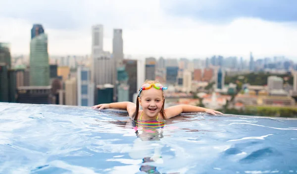 Děti koupat v Singapuru střešní bazén — Stock fotografie