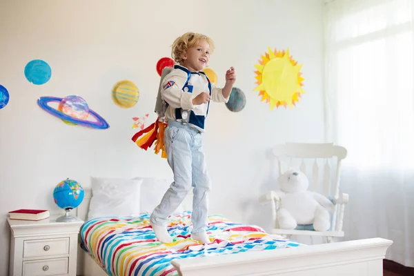 Τα παιδιά παίζουν αστροναύτη. Διάστημα και πλανήτη παιδικό παιχνίδι. — Φωτογραφία Αρχείου