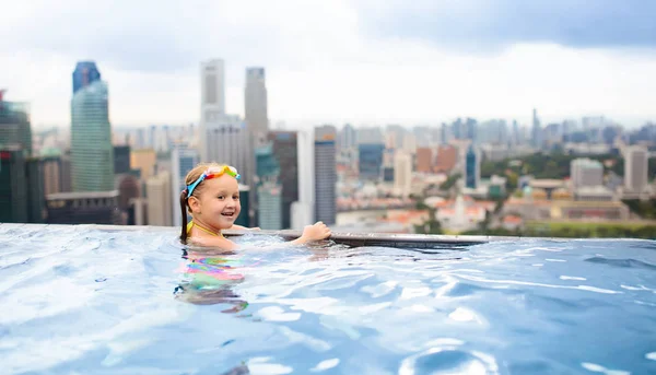 I bambini nuotano a Singapore piscina sul tetto — Foto Stock