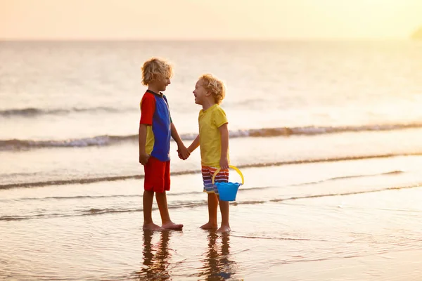 Kind spielt am Strand. Kind bei Sonnenuntergang Meer. — Stockfoto