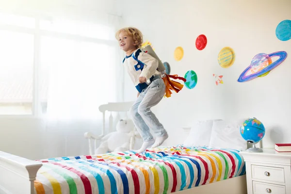 Dzieci bawią się astronautą. Kosmiczna i planeta gra dziecko. — Zdjęcie stockowe