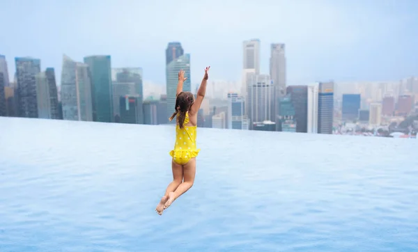 儿童游泳在新加坡顶部游泳池 — 图库照片