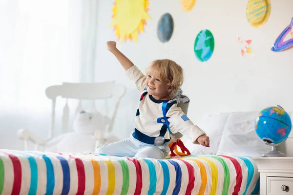 I bambini giocano all'astronauta. Spazio e pianeta gioco per bambini . — Foto Stock