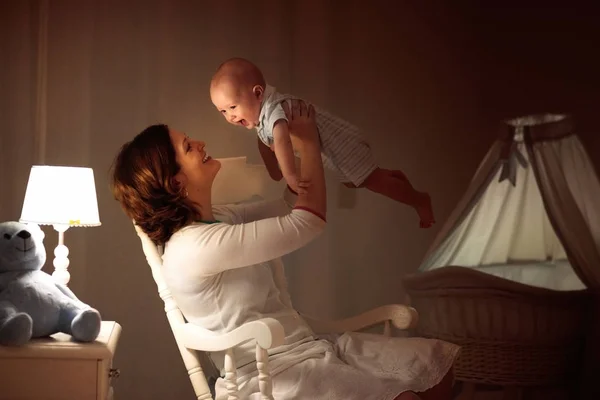 Mãe e bebê no quarto escuro — Fotografia de Stock