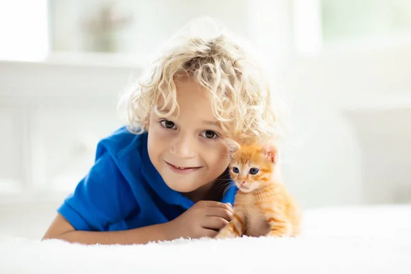 Kisgyermek gazdaságban baba macska. Gyerekeim és háziállataik — Stock Fotó